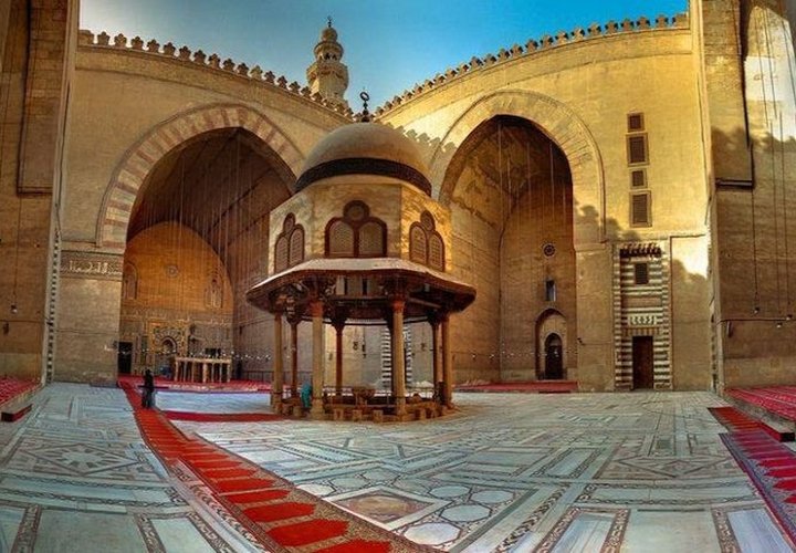 ادة الآذان بمأذنة مدرسة السلطان حسن